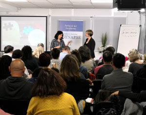 Étudiants en formation hypnose au campus Psynapse de Paris Canal de l'Ourcq